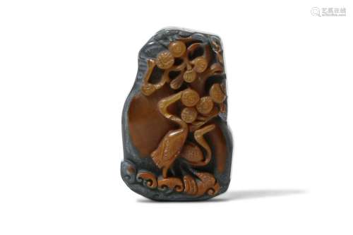 A CHINESE AGATE 'CRANES AND PINES' PENDANT.