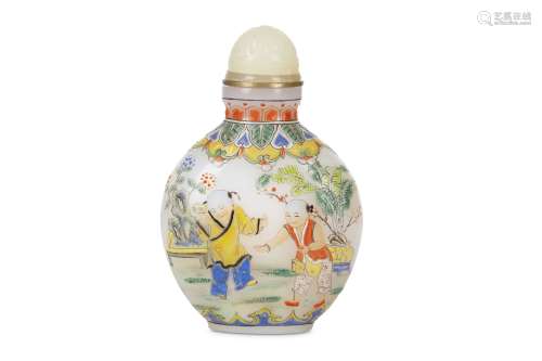 A CHINESE ENAMELLED 'BOYS' GLASS SNUFF BOTTLE.