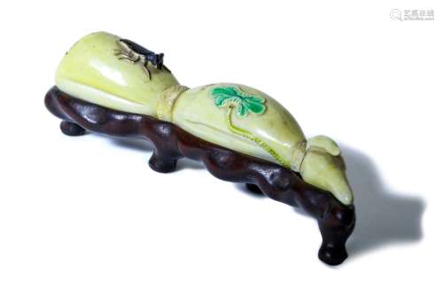 A CHINESE FAMILLE VERTE 'LOTUS POD' BRUSH REST.