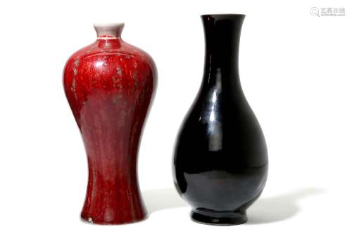 A CHINESE MIRROR BLACK VASE AND A FLAMBE VASE, MEIPING.