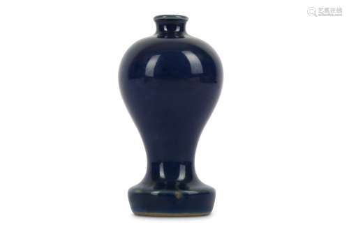 A CHINESE MONOCHROME BLUE GLAZE MEIPING VASE.