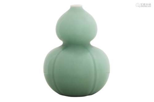 A CHINESE CELADON- GLAZED DOUBLE GOURD VASE.