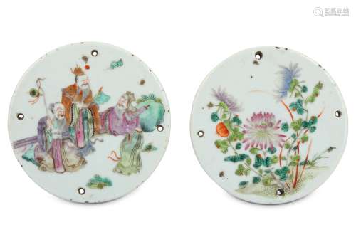 A PAIR OF CHINESE FAMILLE ROSE CIRCULAR PANELS.