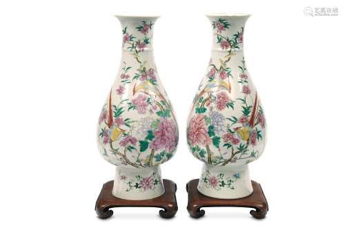 A PAIR OF FAMILLE ROSE VASES.