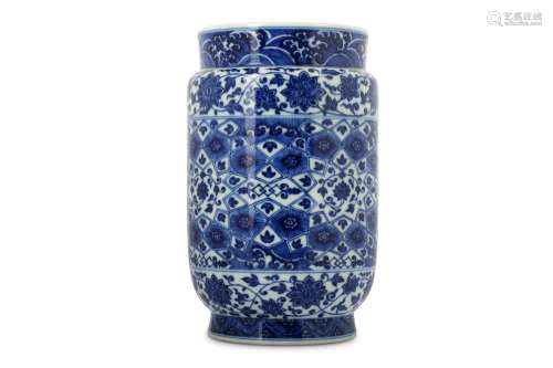 A CHINESE BLUE AND WHITE CYLINDRICAL VASE.