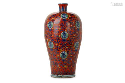 A CHINESE BLUE AND WHITE CLOBBERED VASE, MEIPING.