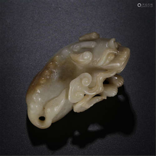 CHINESE GREY JADE COUCHING BEAST WITH LINGCHI TABLE ITEM