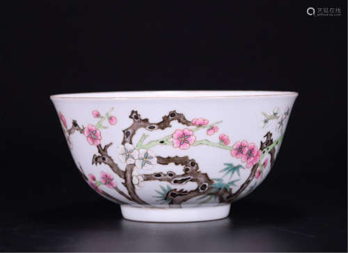 CHINESE PORCELAIN FAMILLE ROSE BIRD AND FLOWER BOWL