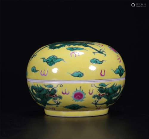 CHINESE PORCELAIN YELLOW GROUND GREEN DRAGON LIDDED BOX