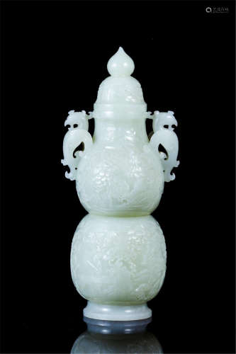 CHINESE CELADON JADE DOUBLE GOURD LIDDED VASE