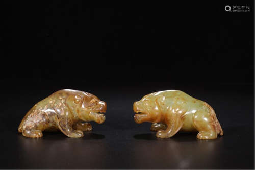 PAIR OF CHINESE ANCIENT JADE BEAR TABLE ITEM