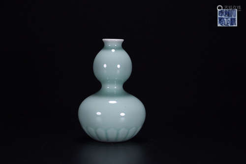 CELADON GLAZE GOURD VASE