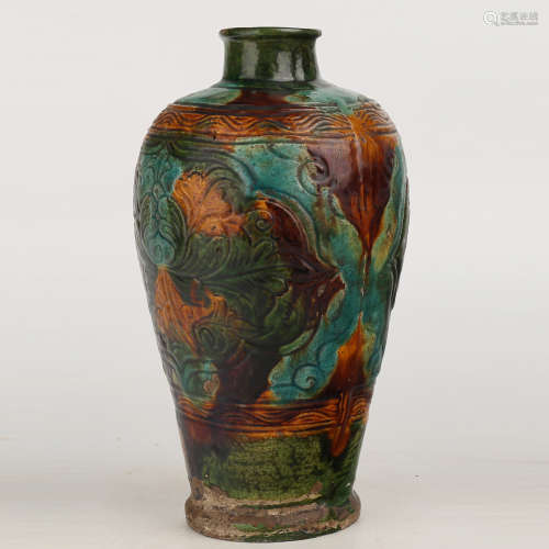 A Chinese San-Cai Porcelain Vase