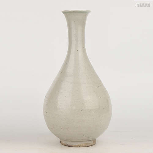 A Chinese White Glazed Porcelain Vase