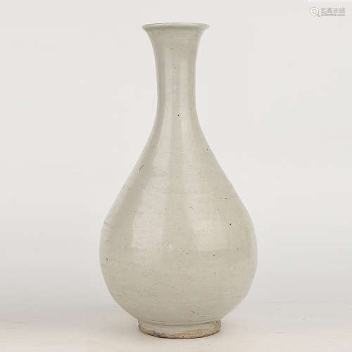 A Chinese White Glazed Porcelain Vase