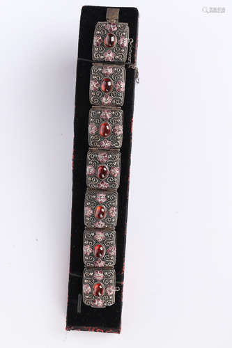 A Chinese Silver Bracelet with Carved Agate Inlaid