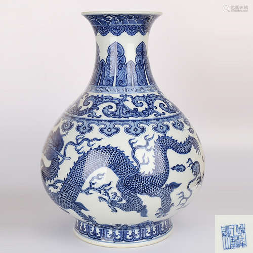 A Chinese Blue and White Porcelain Vase