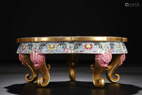 QIANLONG' MARK FAMILLE ROSE LUTOS& CHARACTER CHAIR WITH GOLD-PRINTED DESIGN