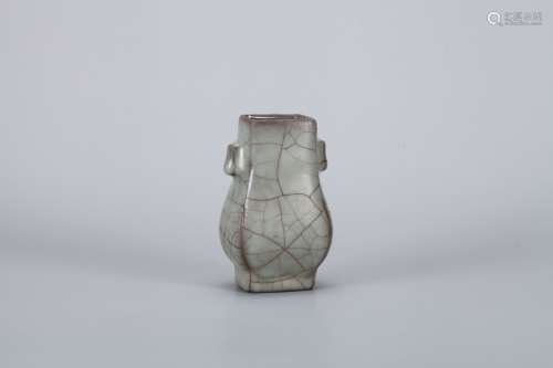 A Chines Guan-Type Porcelain Vase