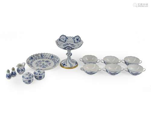 Thirteen blue and white porcelain table items