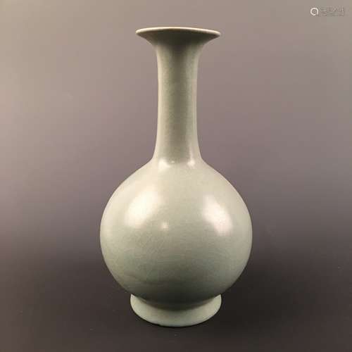 Chinese Longquan Kiln Bottle Vase, Daguanyuan Qingliangsi Mark