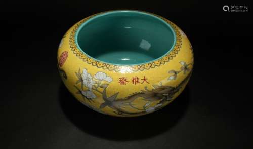 A Chinese Dragon-decorating Circular Porcelain Jar