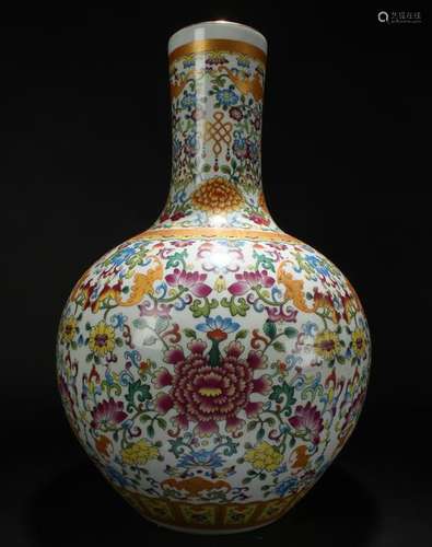 A Chinese Detailed Bat-framing Porcelain Massive Vase