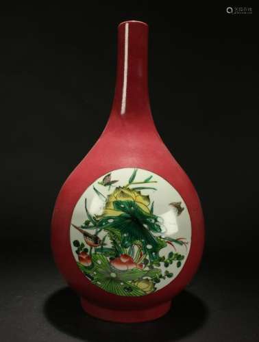 A Chinese Circular Window-fortune Estate Porcelain Vase