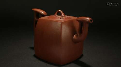 A Chinese Lidded Estate Tea Pot Display