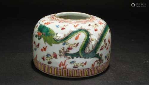A Chinese Dragon-decorating Estate Porcelain Display