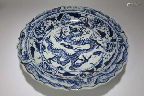 A Chinese Blue and White Dragon-decorating Porcelain