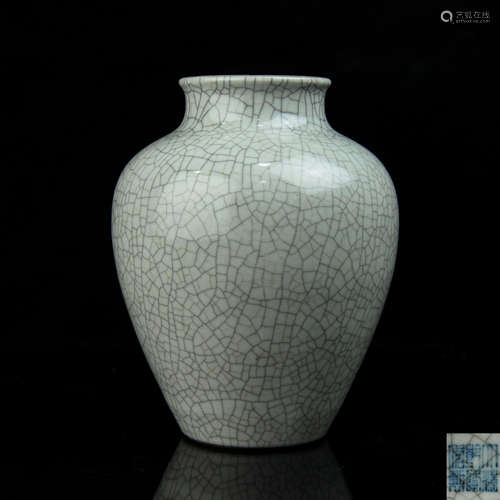 A Chinese Ge-Type Glazed Porcelain Jar