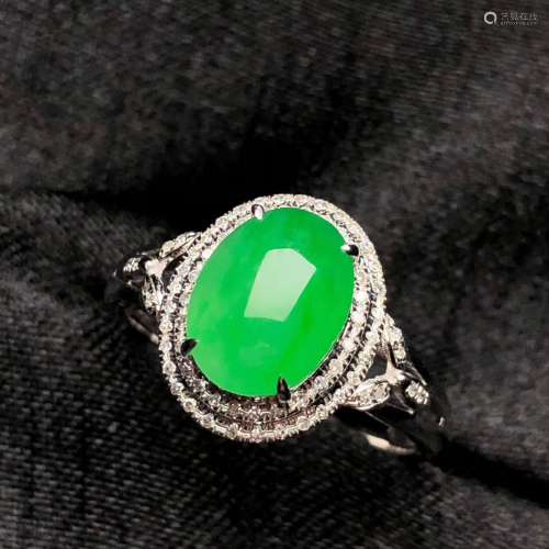 A Chinese 18K Gold Ring with Carved Jadeite Inlaid