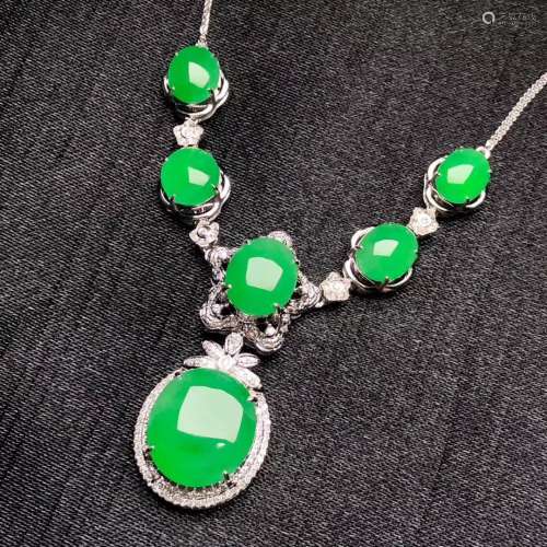 A Chinese 18K Gold Necklace with Carved Jadeite Inlaid