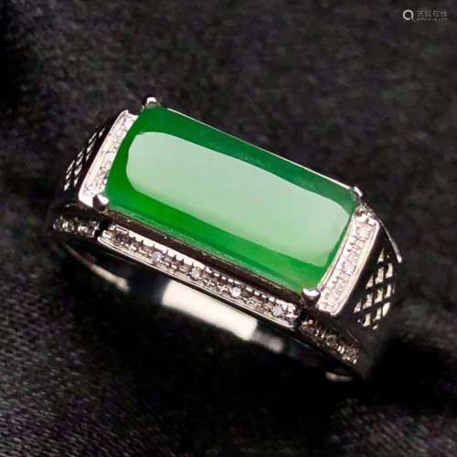 A Chinese 18K Gold Ring with Jadeite Inlaid