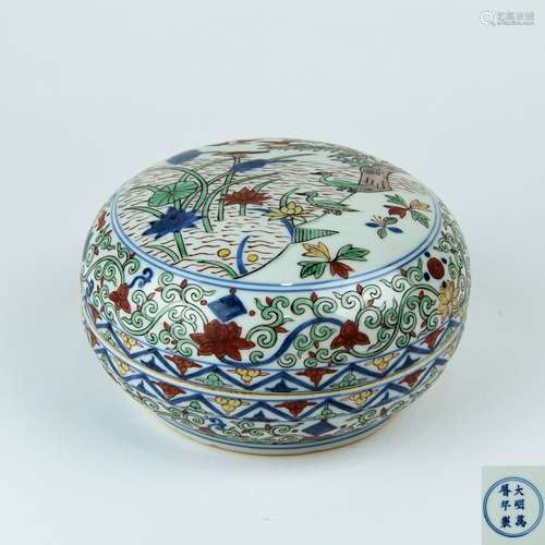 A Chinese Dou-Cai Porcelain Round Box with Cover