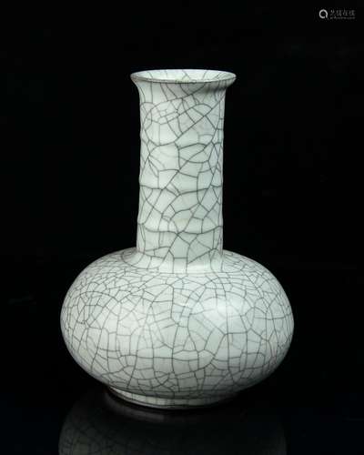 A Chinese Ge-Type Glazed Porcelain Vase