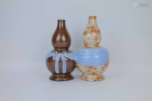 A Chinese Famille-Rose Porcelain Double Doubl-Gourd-Shape Vase