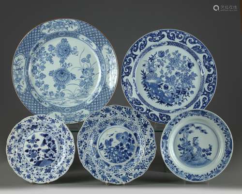 A group of five Chinese blue and white plates