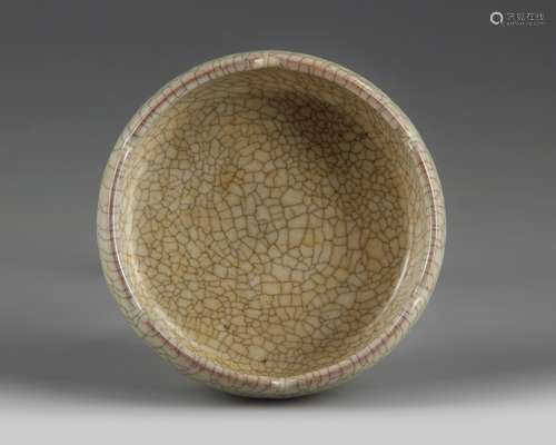 A Chinese crackle-glazed foliate rimmed washer