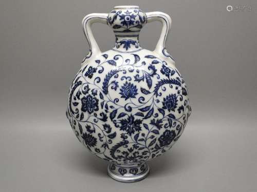 A Chinese Blue and White Porcelain Vase