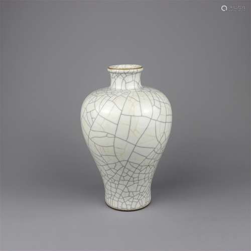 A Chinese Ge-Type Glazed Porcelain Vase