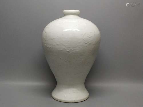 A Chinese White Glazed Porcelain Vase