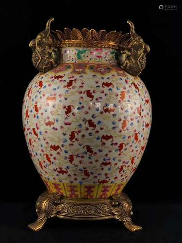 A Chinese Famille-Rose Porcelain Vase