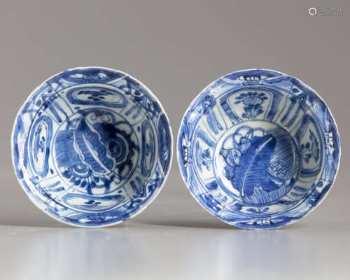 Two similar small Chinese blue and white 'Kraak porselein' bowls