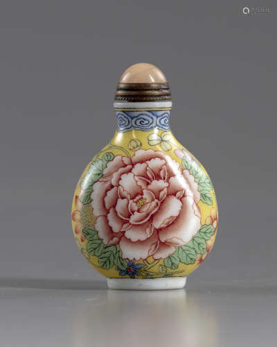 A Chinese Peking glass 'flower' snuff bottle