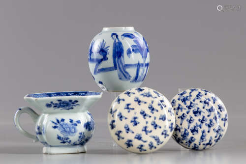 Four Chinese blue and white objects