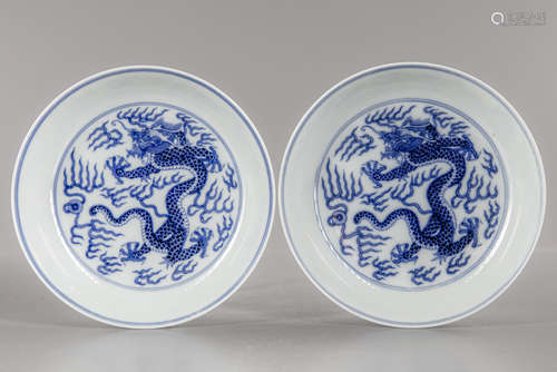 A pair of Chinese blue and white dragon dishes