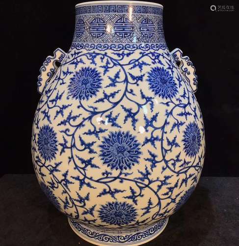 A Chinese Blue and White Porcelain Vase