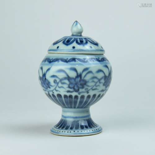 A Chinese Blue and White Porcelain Vase with Cover
